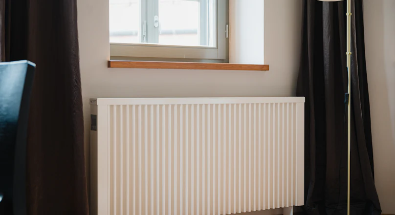 Radiateur de chauffage central sous une fenêtre